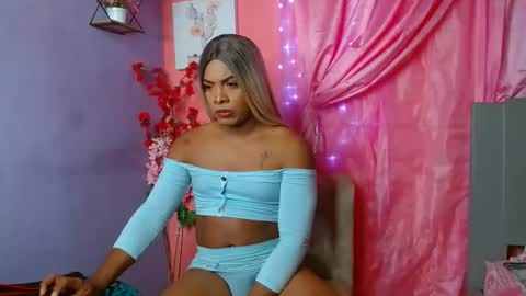 Snapshot of elektra_and_lulu chatting on 01/21/25, 11:02 elektra_and_lulu online show from 01/21/25, 11:02