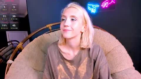 Snapshot of elen__moore chatting on 06/14/26, 11:23 Elen online show from 06/14/26, 11:23
