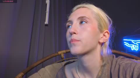 Snapshot of elen__moore chatting on 06/27/26, 05:23 Elen online show from 06/27/26, 05:23