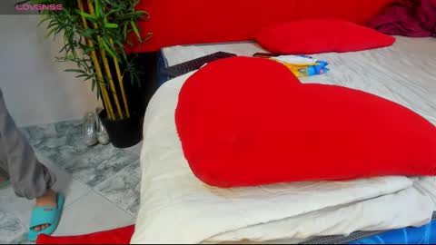 Snapshot of elena_and_derek chatting on 12/28/24, 03:26 Elena Derek online show from 12/28/24, 03:26