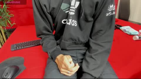 Snapshot of elena_and_derek chatting on 01/06/25, 06:31 Elena Derek online show from 01/06/25, 06:31