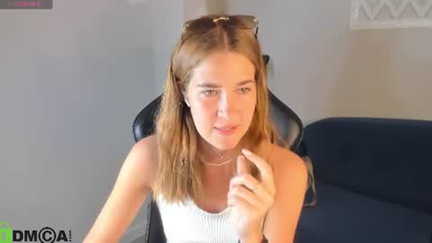 Snapshot of elena_grace chatting on 06/09/26, 10:32 Jenny online show from 06/09/26, 10:32