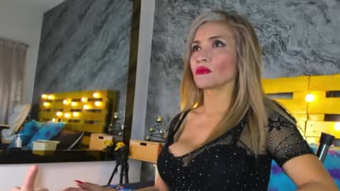 Snapshot of elena_mature chatting on 01/19/25, 07:04 Elena online show from 01/19/25, 07:04