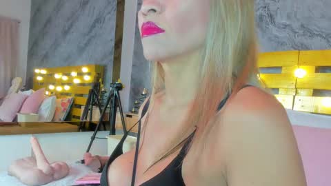 Snapshot of elena_mature chatting on 02/13/25, 07:10 Elena online show from 02/13/25, 07:10