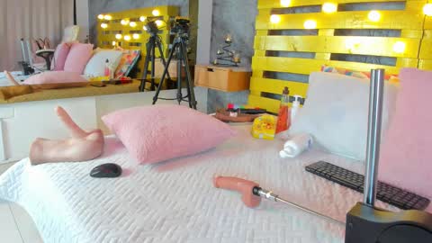 Snapshot of elena_mature chatting on 02/15/25, 10:21 Elena online show from 02/15/25, 10:21