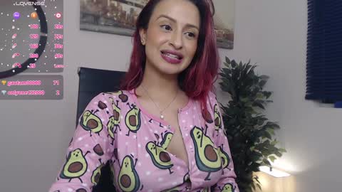 Snapshot of elena_ruiz chatting on 12/17/24, 05:40 Elena online show from 12/17/24, 05:40