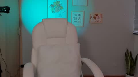 Snapshot of elena_ruiz chatting on 01/05/25, 09:57 Elena online show from 01/05/25, 09:57