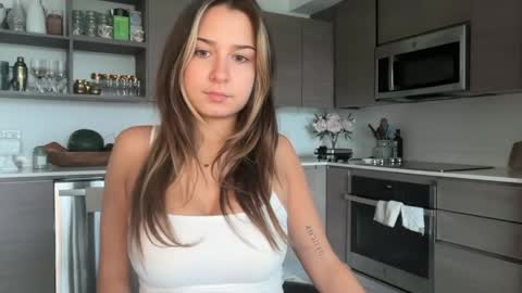 Snapshot of elenahere4u chatting on 05/28/26, 03:31 Elena online show from 05/28/26, 03:31