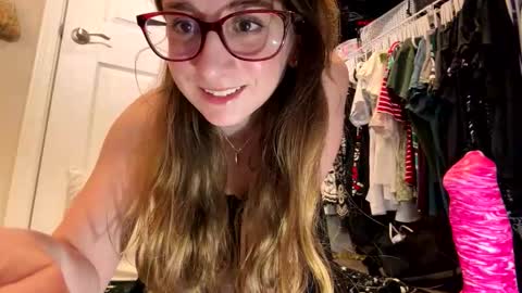 Elenore Hoesevelt online show from 11/24/25, 03:17