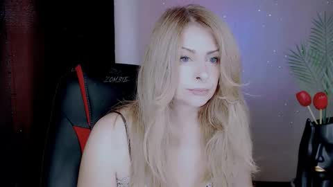 Snapshot of eleonorrres chatting on 10/12/25, 06:12 Elli online show from 10/12/25, 06:12