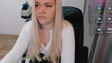 Snapshot of elia_ chatting on 01/07/25, 07:42 Ella online show from 01/07/25, 07:42