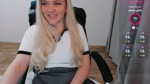 Snapshot of elia_ chatting on 01/15/25, 10:06 Ella online show from 01/15/25, 10:06