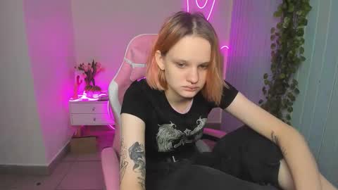 Snapshot of elieiza_xo chatting on 10/19/25, 09:21 elieiza_xo online show from 10/19/25, 09:21