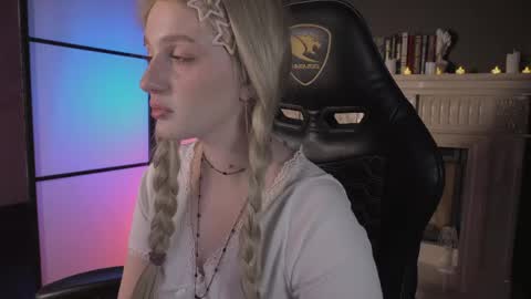 Ellie online show from 04/19/26, 05:18