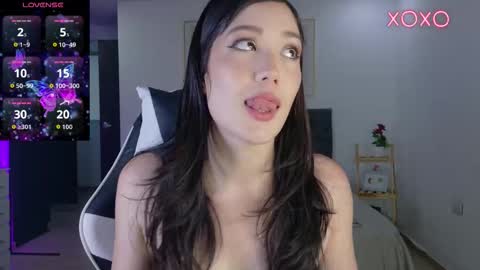 eliiih_ online show from 11/28/25, 10:23