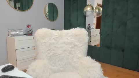 Snapshot of elisabaxter chatting on 10/27/25, 05:22 Maria online show from 10/27/25, 05:22