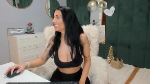 Snapshot of elisabaxter chatting on 12/05/25, 04:54 Maria online show from 12/05/25, 04:54