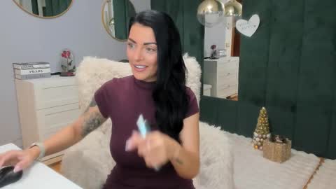 Snapshot of elisabaxter chatting on 12/16/25, 05:12 Maria online show from 12/16/25, 05:12