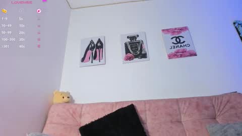 Snapshot of elisabeth_secret chatting on 12/01/25, 12:54 online show from 12/01/25, 12:54