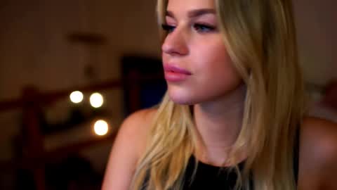 Snapshot of elister_alison chatting on 09/26/25, 02:43 Sunflower online show from 09/26/25, 02:43