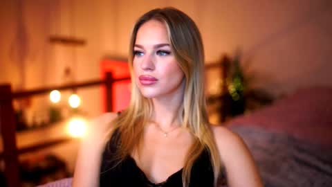 Snapshot of elister_alison chatting on 11/06/25, 05:25 Sunflower online show from 11/06/25, 05:25