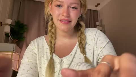 Stephanie online show from 05/17/26, 08:49