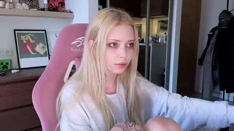 Elizabeth online show from 03/30/26, 01:01