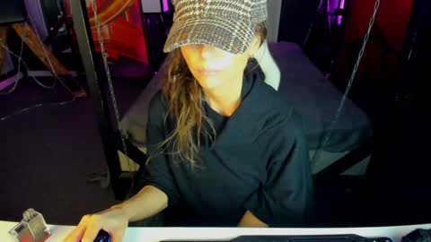 Snapshot of elizabe_th chatting on 01/19/25, 08:51 Elizabethangel online show from 01/19/25, 08:51