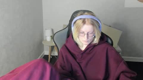 Elizabeth online show from 12/02/25, 01:00