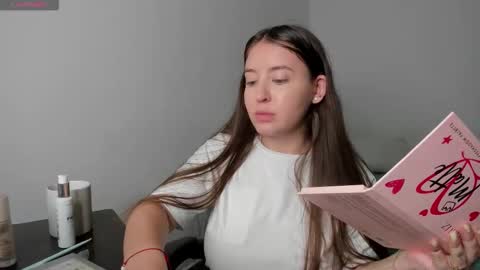 Snapshot of elizabethliones01 chatting on 11/17/25, 04:35 instgram aly leiv17 ---- Im model-independent online show from 11/17/25, 04:35