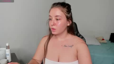 Snapshot of elizabethliones01 chatting on 11/18/25, 07:18 instgram aly leiv17 ---- Im model-independent online show from 11/18/25, 07:18