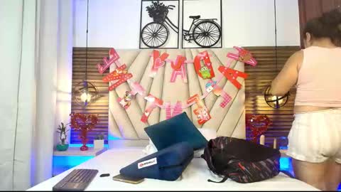 Snapshot of elizawiliamst chatting on 09/15/25, 12:05 Eliza online show from 09/15/25, 12:05