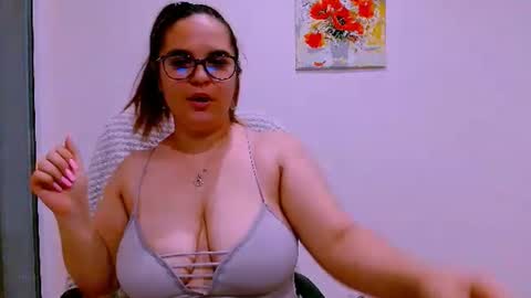 Snapshot of ella_minnie chatting on 07/22/26, 05:49 Ella online show from 07/22/26, 05:49