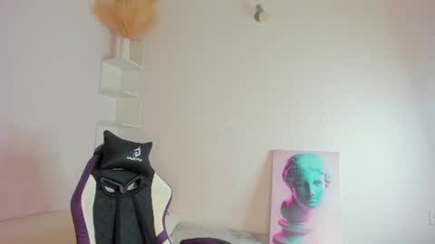 Snapshot of ella_starrr_ chatting on 07/25/26, 01:25 Ella online show from 07/25/26, 01:25