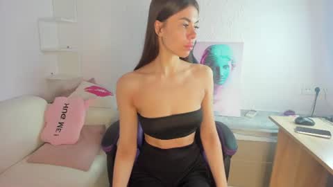 Snapshot of ella_starrr_ chatting on 07/29/26, 01:37 Ella online show from 07/29/26, 01:37