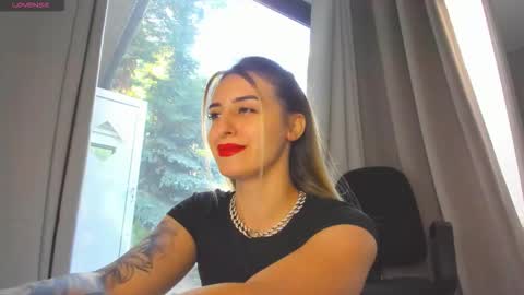 Snapshot of ella_vee chatting on 09/14/25, 05:28 ella_vee online show from 09/14/25, 05:28