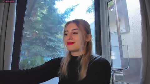 Snapshot of ella_vee chatting on 10/01/25, 05:02 ella_vee online show from 10/01/25, 05:02