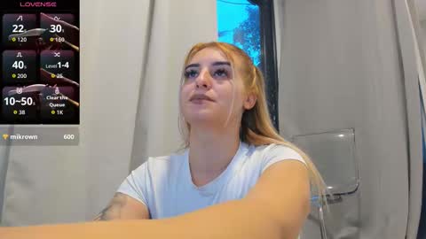 Snapshot of ella_vee chatting on 10/04/25, 04:32 ella_vee online show from 10/04/25, 04:32