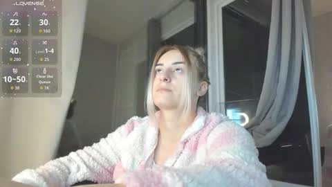 Snapshot of ella_vee chatting on 10/14/25, 02:45 ella_vee online show from 10/14/25, 02:45