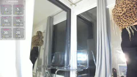 Snapshot of ella_vee chatting on 10/21/25, 02:45 ella_vee online show from 10/21/25, 02:45