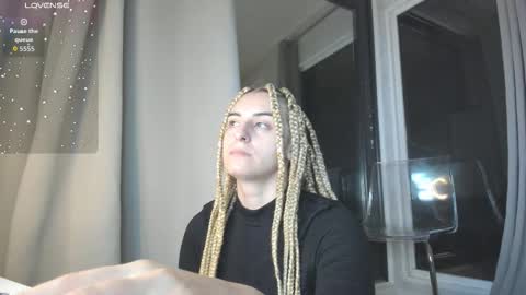 Snapshot of ella_vee chatting on 10/24/25, 03:03 ella_vee online show from 10/24/25, 03:03