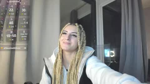 Snapshot of ella_vee chatting on 10/25/25, 03:14 ella_vee online show from 10/25/25, 03:14