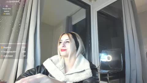 Snapshot of ella_vee chatting on 10/31/25, 04:13 ella_vee online show from 10/31/25, 04:13