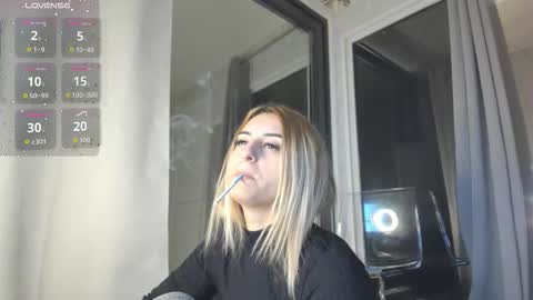 Snapshot of ella_vee chatting on 11/13/25, 04:00 ella_vee online show from 11/13/25, 04:00