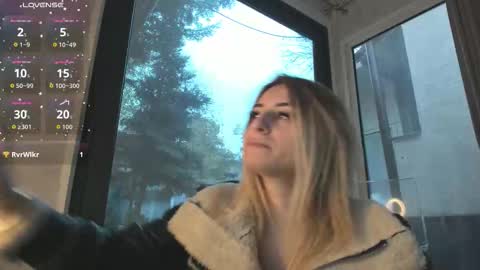 Snapshot of ella_vee chatting on 11/16/25, 06:08 ella_vee online show from 11/16/25, 06:08