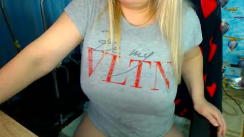  IsaBella  online show from 12/17/25, 09:54