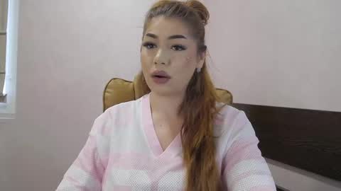 Snapshot of ellabelle_ chatting on 06/04/26, 05:57 Ella online show from 06/04/26, 05:57