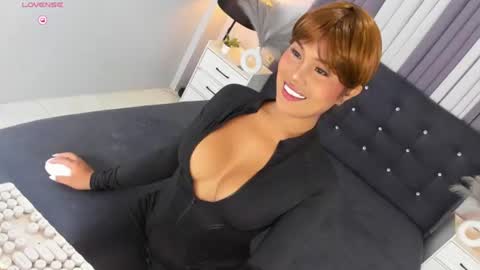 Snapshot of ellabrown_ chatting on 06/27/26, 10:20 SINGLE PO online show from 06/27/26, 10:20