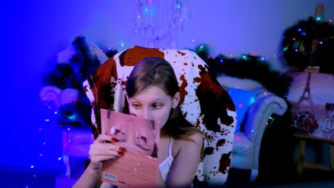 Snapshot of ellahorton chatting on 12/15/24, 09:45 Ella online show from 12/15/24, 09:45
