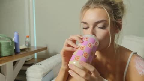 ellalowe online show from 04/18/26, 09:15